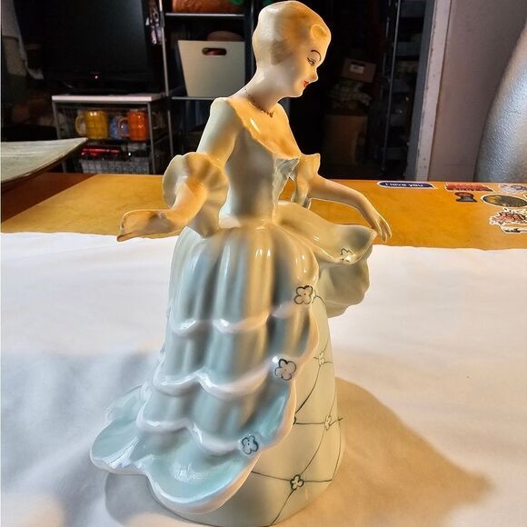 Vintage Romanian Curtsy Porcelain Lady Figurine - Picture 4 of 11